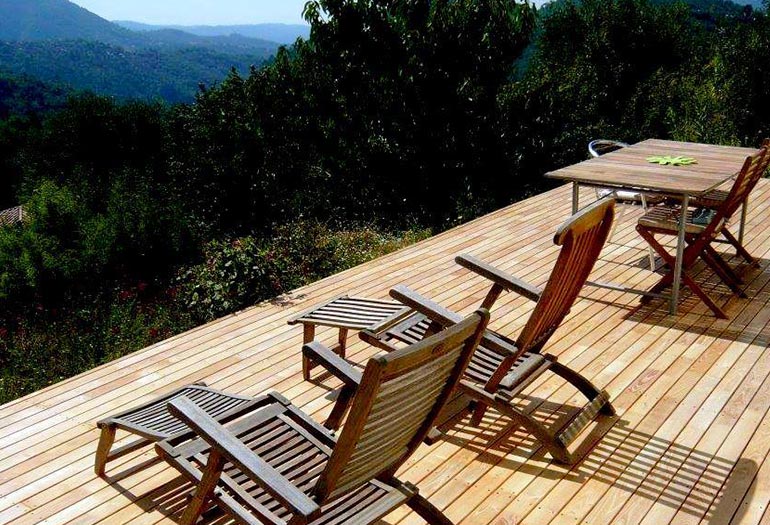 Metals And Types Of Wood Used In Outdoor Recliners