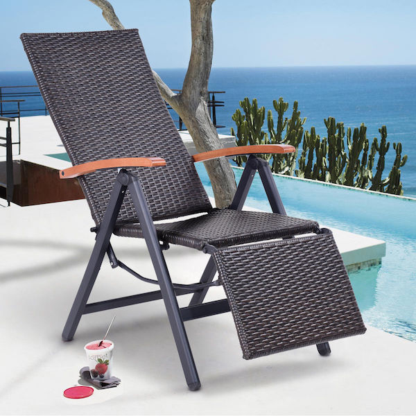 Metals And Types Of Wood Used In Outdoor Recliners