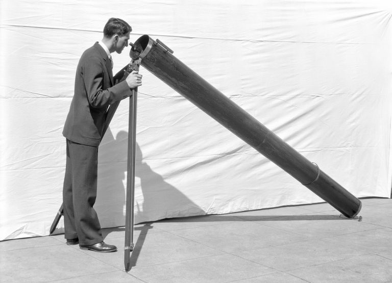How Do Reflecting Telescopes Work?
