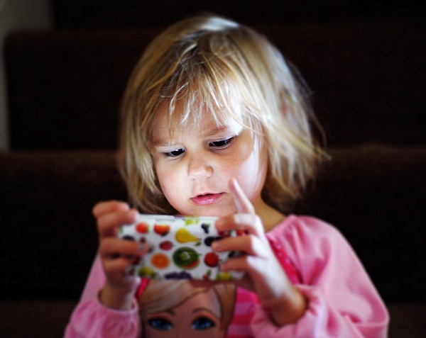 Girl-with-smartphone