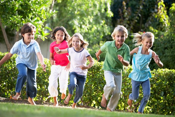 Kids-playing-summertime