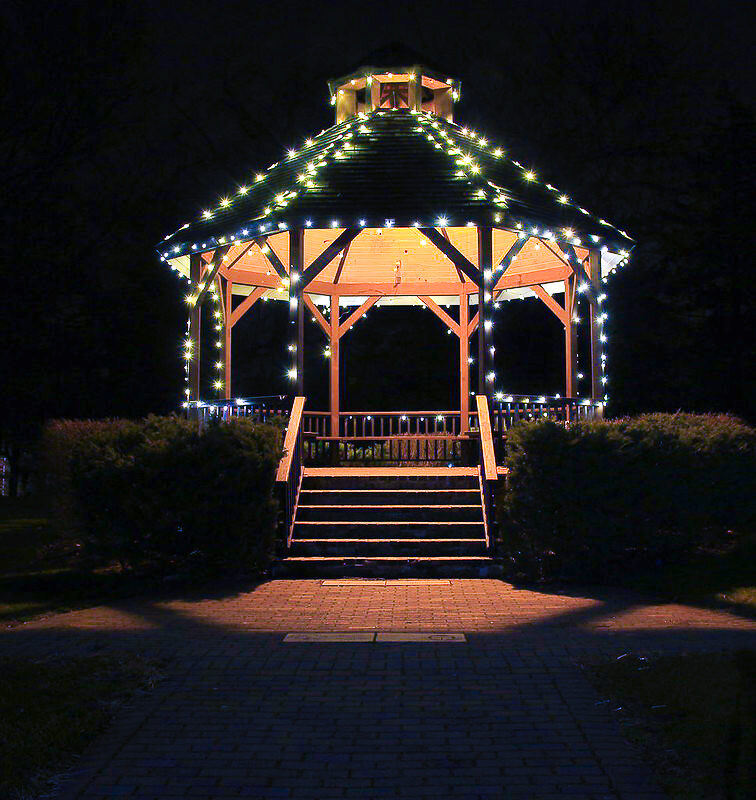 Christmas Gazebo - Flickr - 6558155361_99ac68ebb3_c-mod